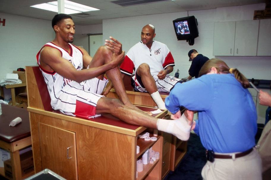 Finita l&#39;epopea di Chicago con Jordan, nel 1998 Pippen va a giocare a Houston con Charles Barkley. Pip chiude la sua unica stagione ai Rockets (accorciata a 50 partite dal lockout) con 14,2 punti di media (Nba/Getty Images)